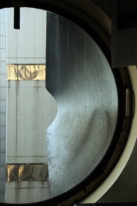 Okno. Uvnitř věže Nakagin Capsule Tower. Japonská moderní architektura. Foto Petr Horčička (2)